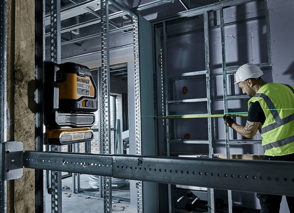 dewalt_dcle34021d1_cross_line_laser_power_tools_uk_0423_6_1